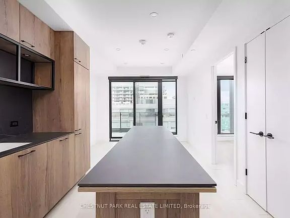5th image of 505 Richmond St W