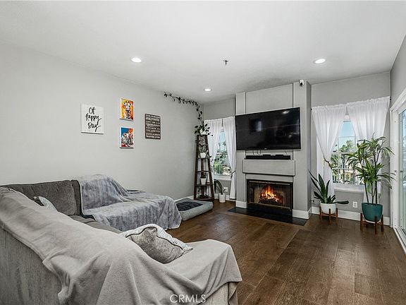 4th image of 415 Townsquare Ln
