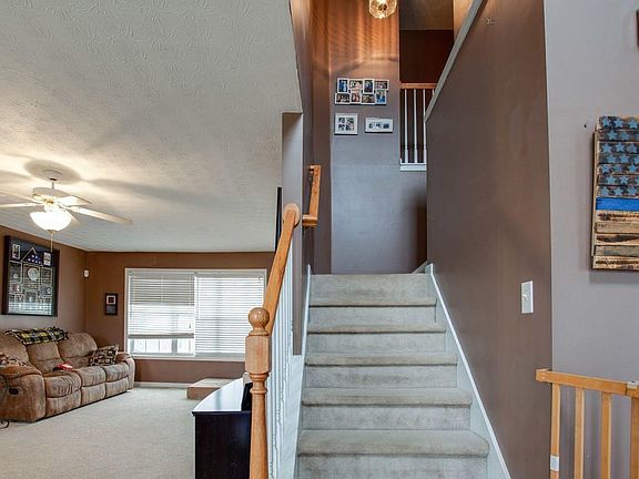 4th image of 834 Sunny Field Ln