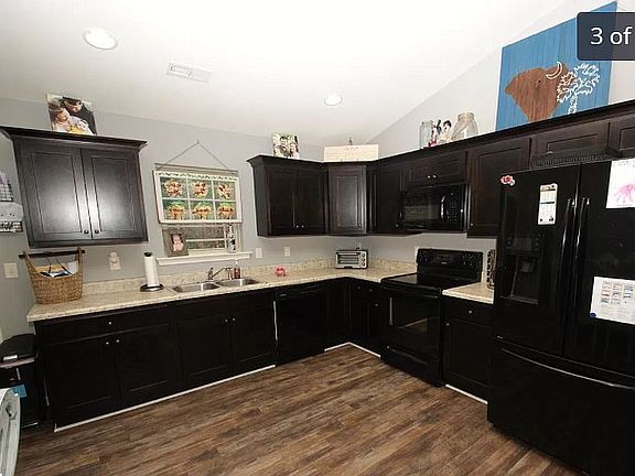 3rd image of 215 Hotchkiss Ln