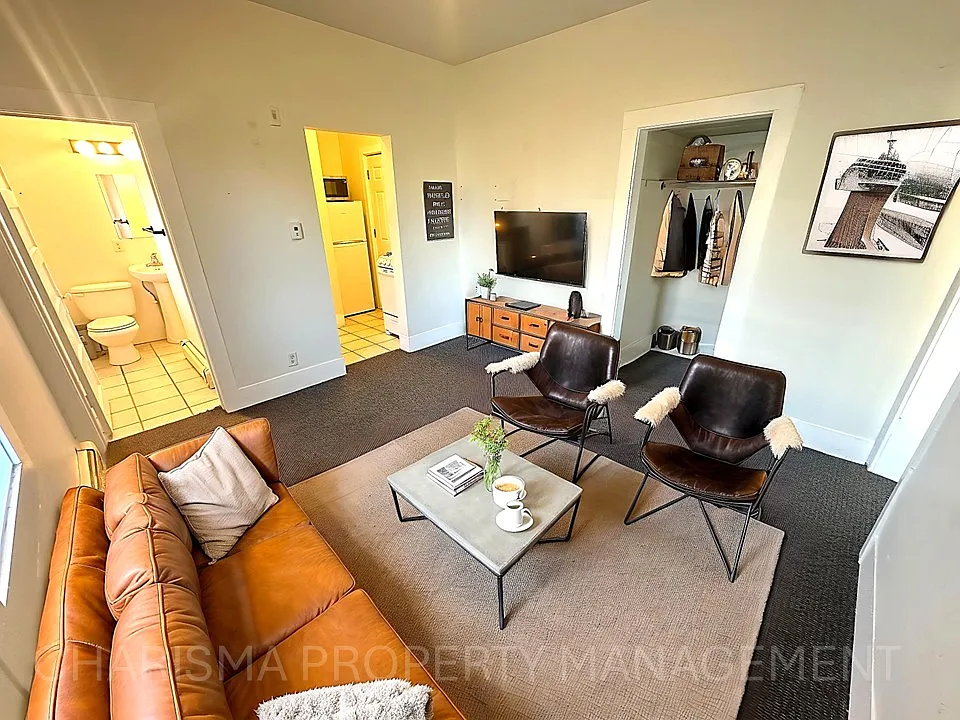 322 E 15th St #3