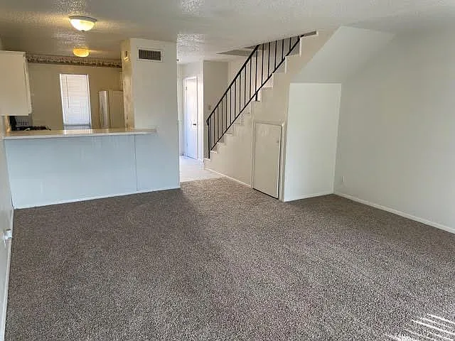 915 N Elm St #3 — Photo 2