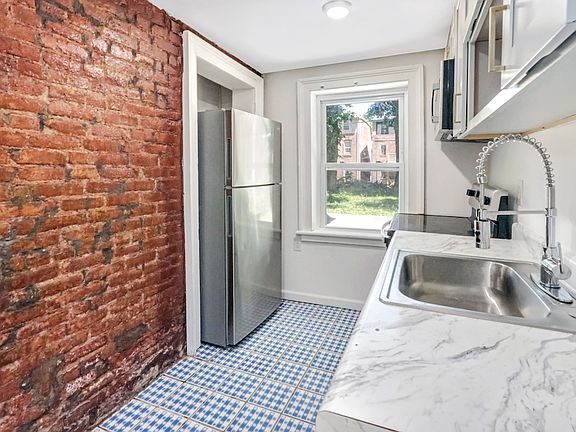 2nd image of 136 Johnston St Floor 1