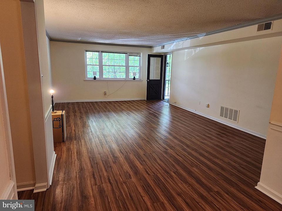 1st image of 107 Woodstream Dr #107