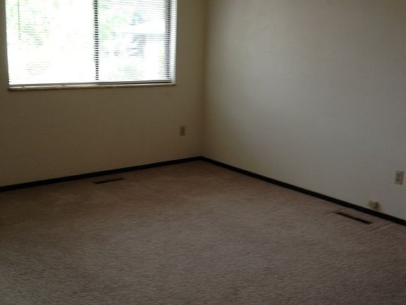 3rd image of 422 E 22nd Pl