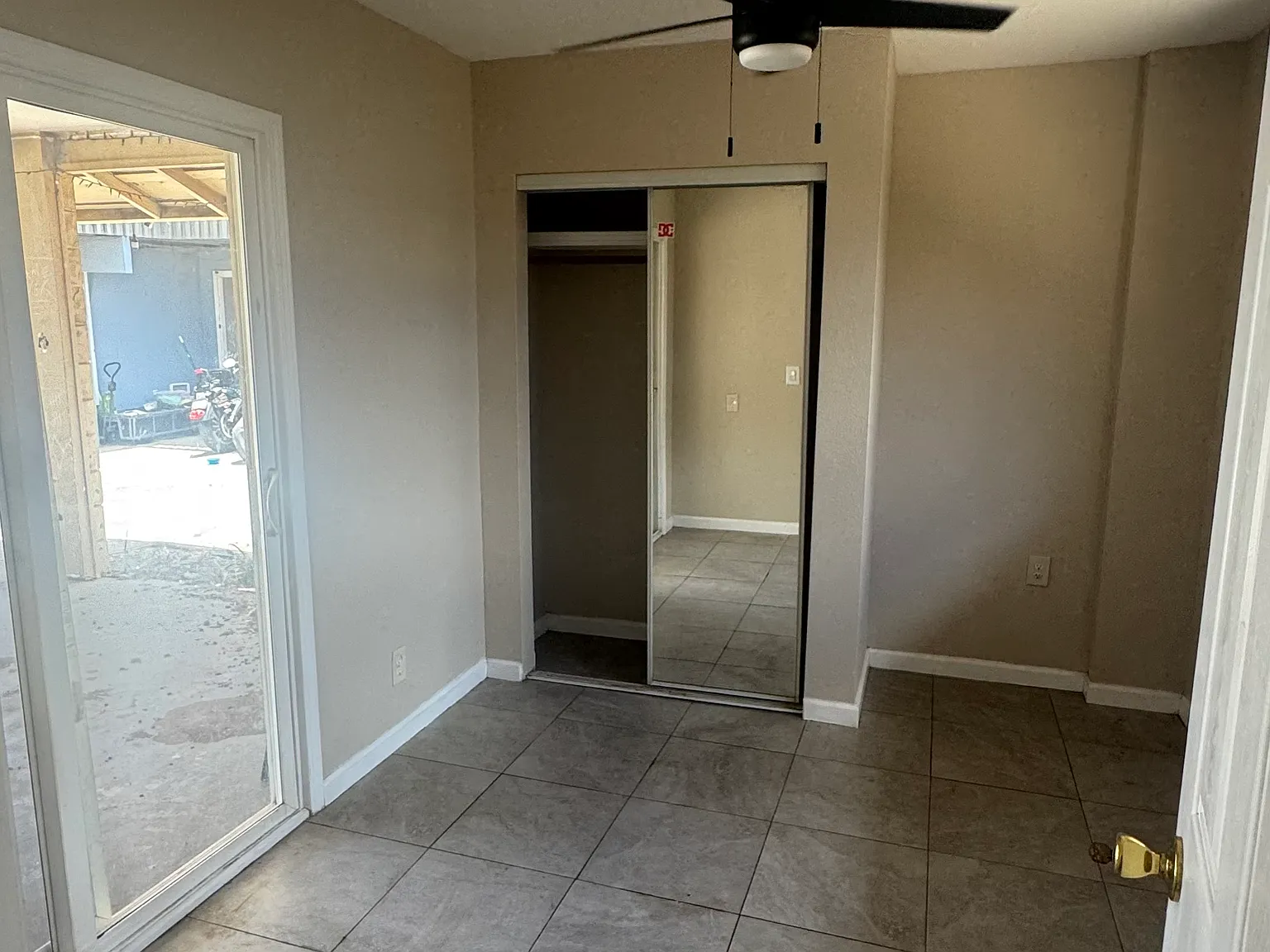 3 bed, 950 sqft, $3,500 — Photo 3