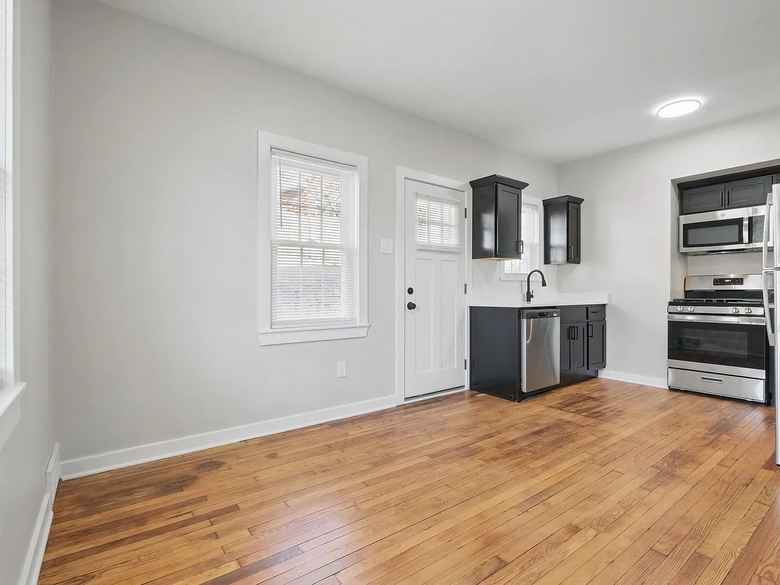 310 W Riverview Ave — Photo 2