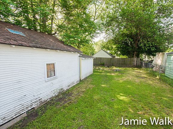 4th image of 368 Janet St SE