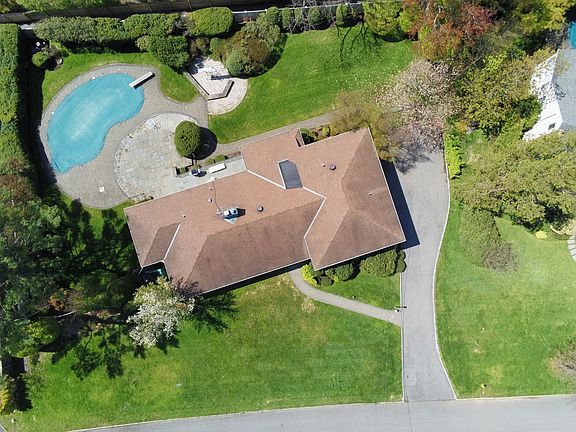 2nd image of 1055 Nine Acres Ln