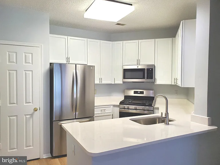 6005 Rosebud Ln #301 — Photo 7