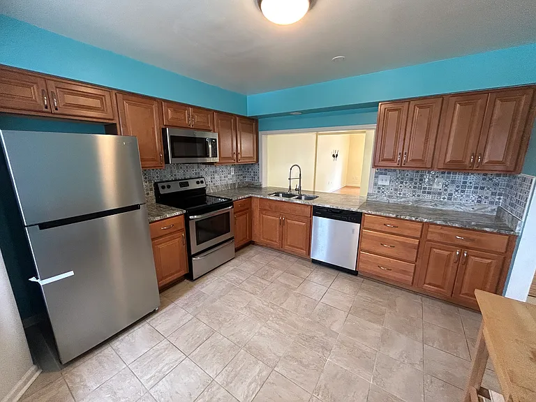 717 Westminster Ln — Photo 6