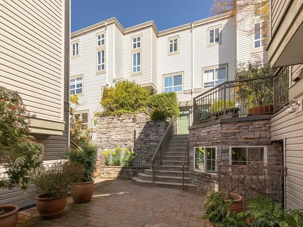 2375 Broadway W #34, Vancouver, BC V6K 2E6