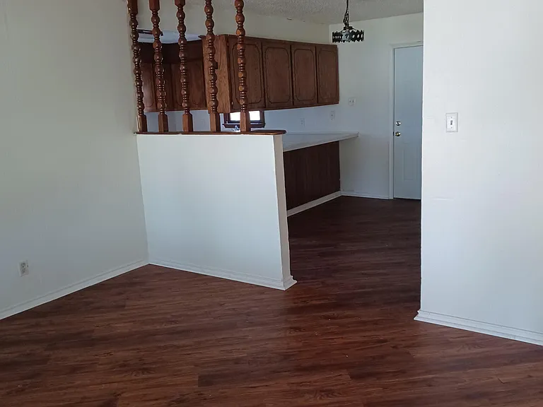 1611 NW Lindy Ave — Photo 2