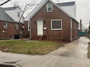 8209 255th St, Glen Oaks, NY 11004