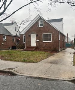 82-09 255 Street, Glen Oaks, NY, 11004