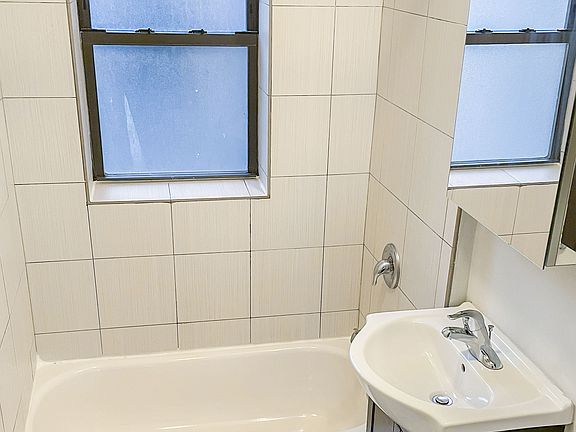 4th image of 5160 N Leavitt St #1