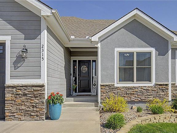 3rd image of 2315 NW Hedgewood Dr