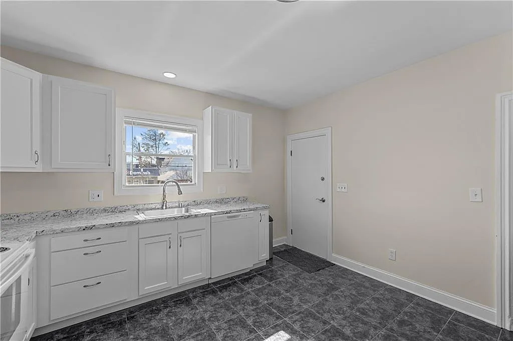 2 bed, 930 sqft, $1,800 — Photo 2