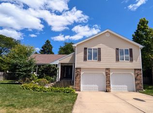 1919 N Carlyle Pl, Arlington Heights, IL 60004