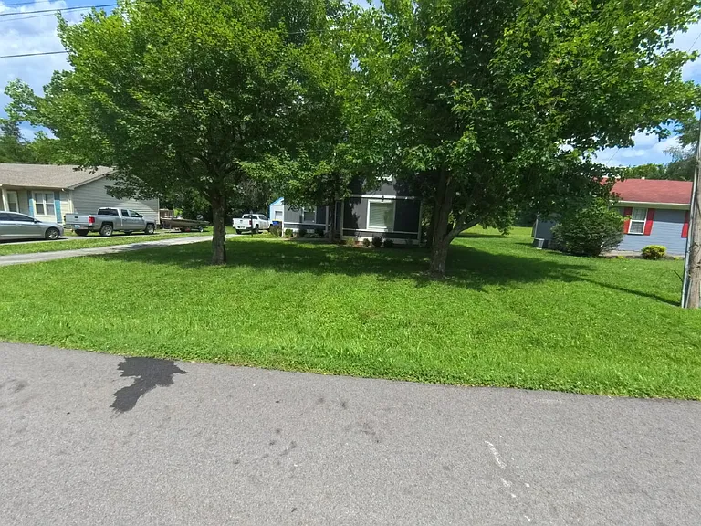 504 Willow Ln — Photo 3