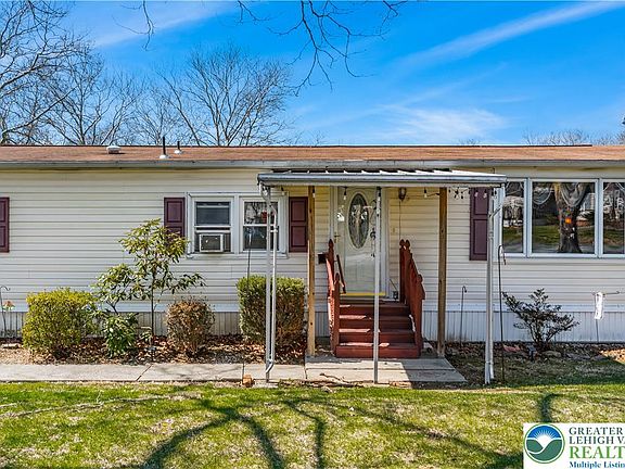 3rd image of 1 Woodsdale Ct