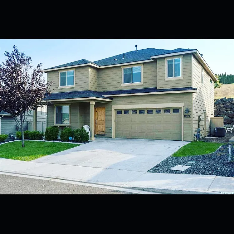 5 bed, 2.5 bath, 2192 sqft, $3,200 — Photo 1
