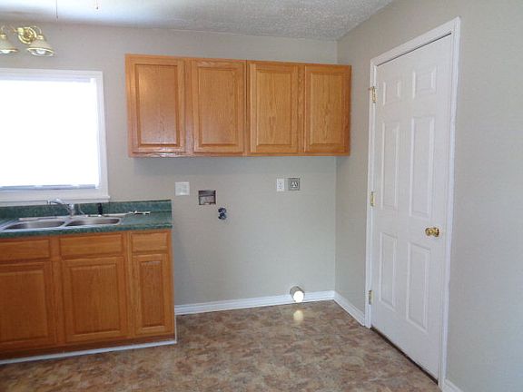3rd image of 905 W Marfa Ave