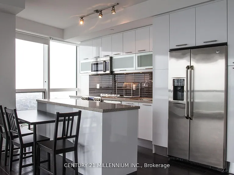 388 Yonge St #7002 — Photo 6