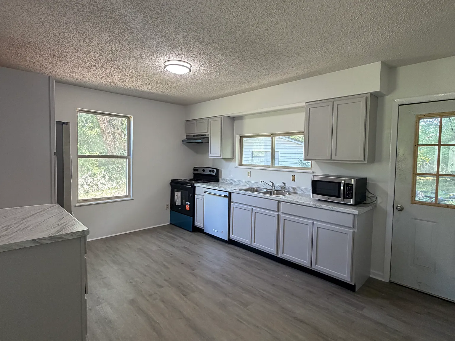3 bed, 1088 sqft, $2,195 — Photo 3