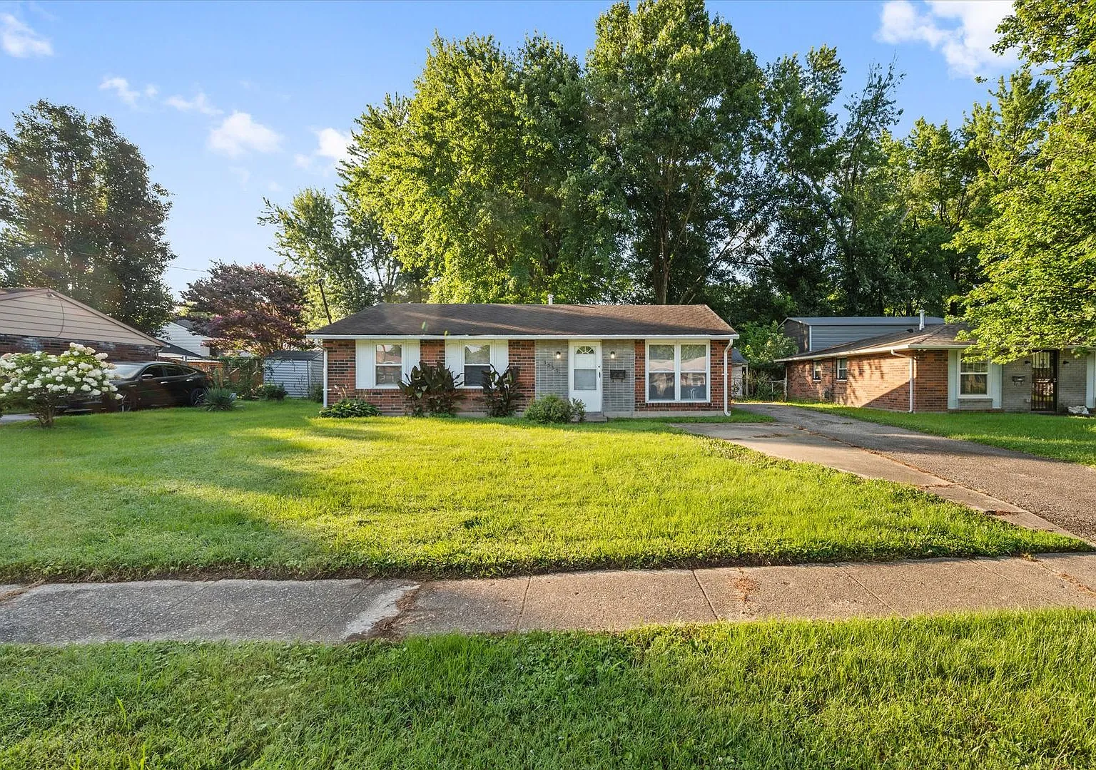 Awesome 3 Bedroom Home in Newburg — Photo 1