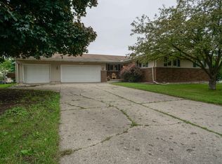 910 London Dr, Lansing, MI