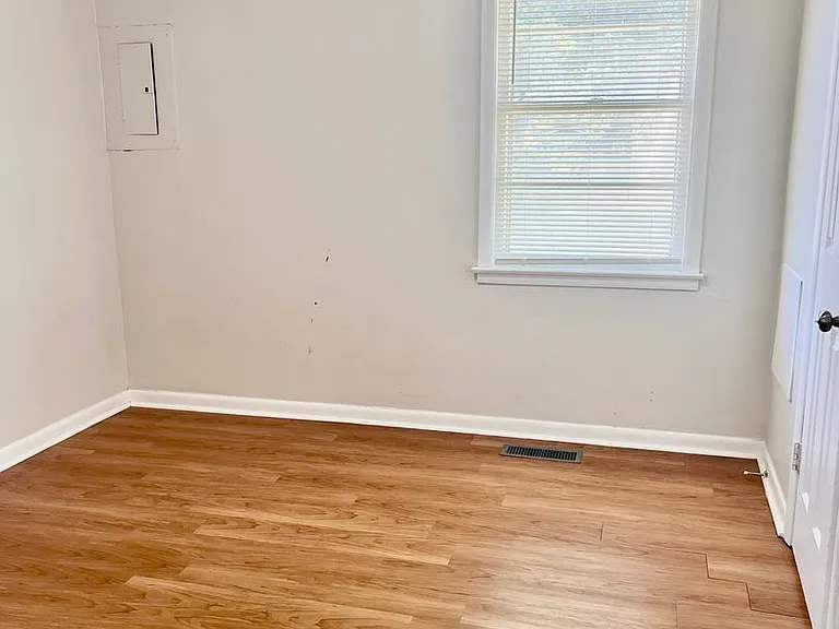 1208 Chester Ave — Photo 8
