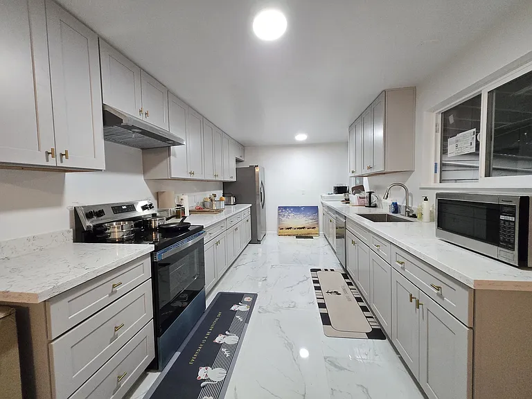 1316B Bellevue Way SE — Photo 13