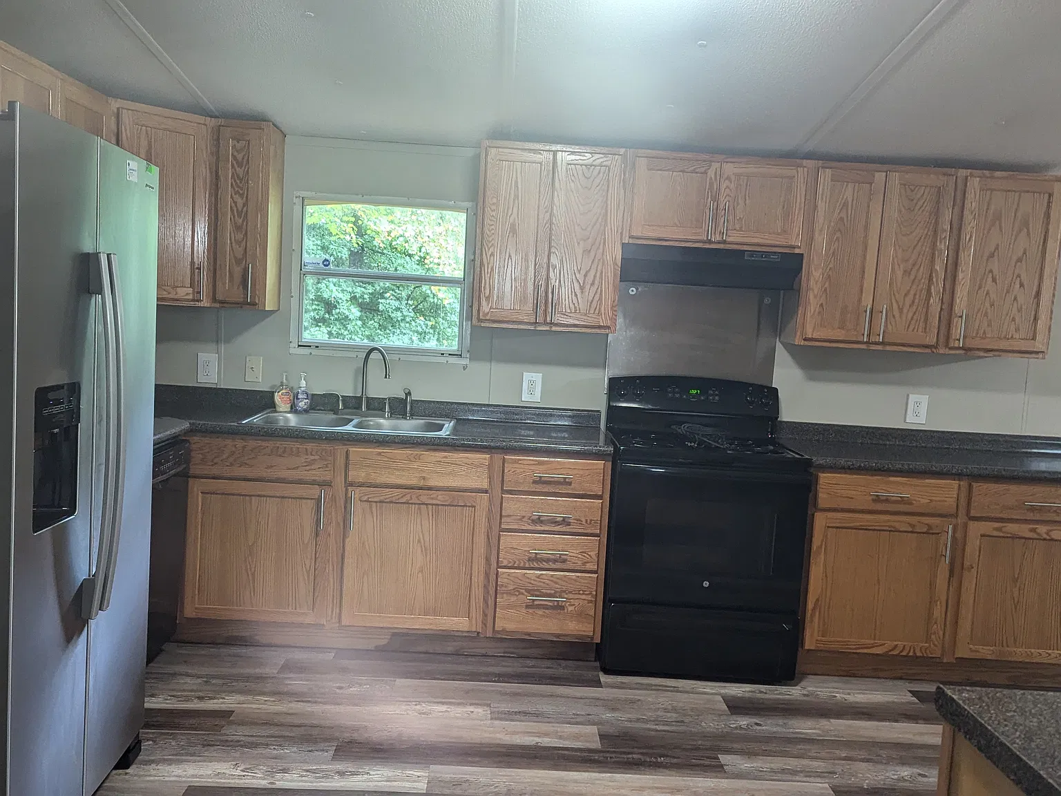 4 bed, 1960 sqft, $1,950 — Photo 3