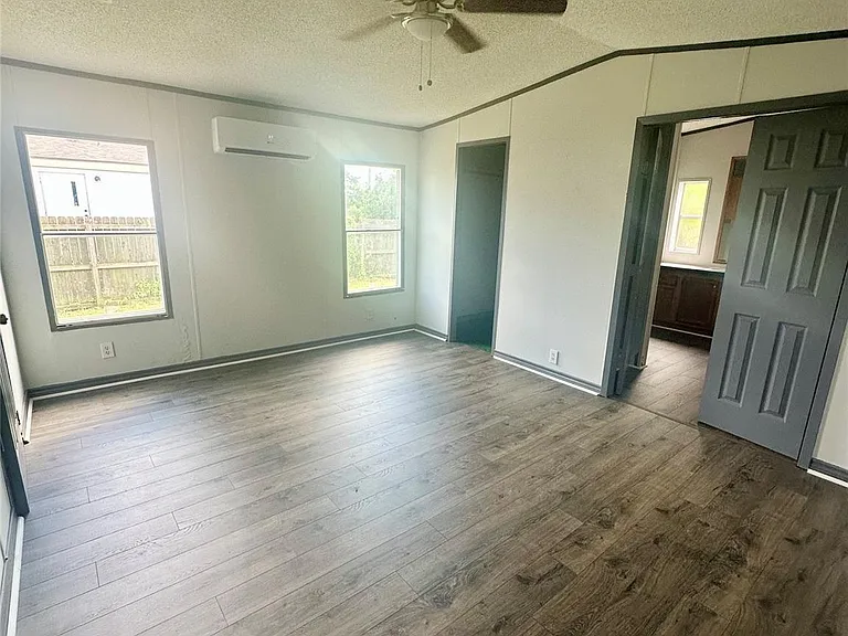 2523 Oyster Creek Bnd — Photo 6