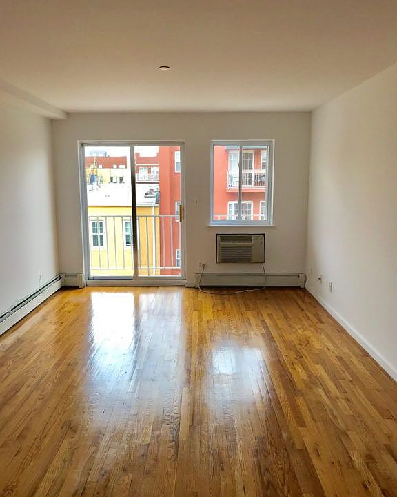 1st image of 3016 33rd St APT 2R