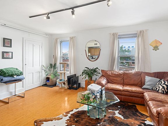 2nd image of 2628 Poplar St #3