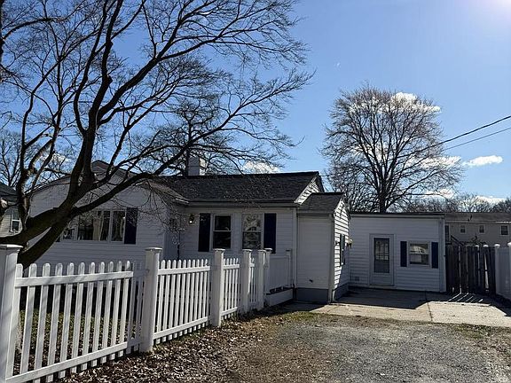 2nd image of 279 Magothy Beach Rd