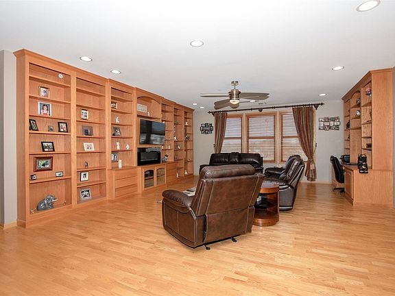 5th image of 271 E Railroad Ave Unit 301