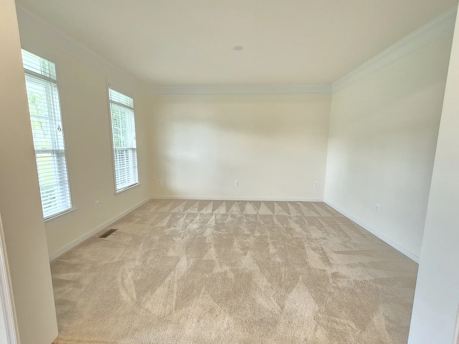 6 bed, 4.5 bath, 6056 sqft, $6,000 — Photo 3