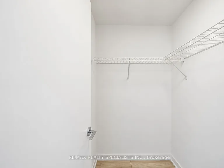 285 Dufferin St #817 — Photo 17