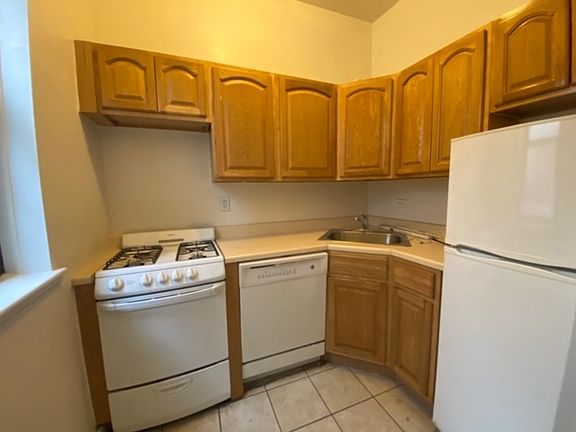 3rd image of 1240 Lexington Ave APT 32