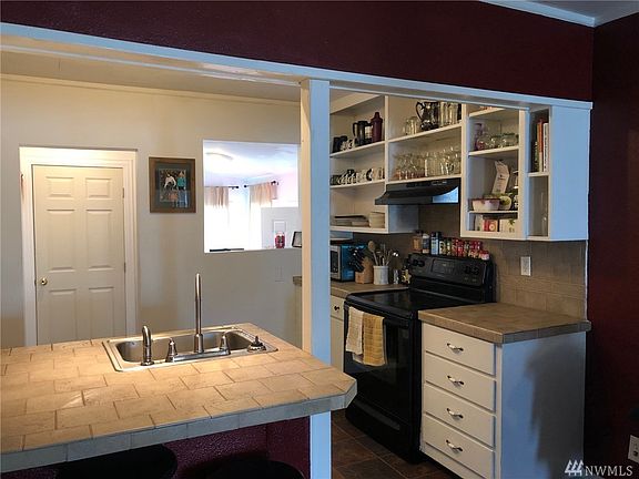 Roomy kitchen with lots of storage