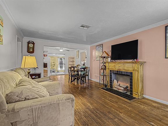 3rd image of 1012 Joyce St