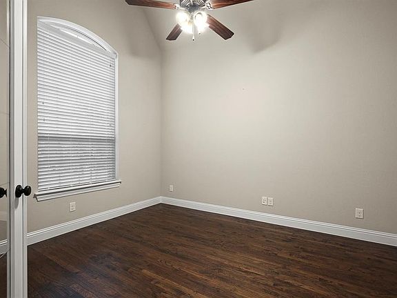 4th image of 1128 Thornhill Way