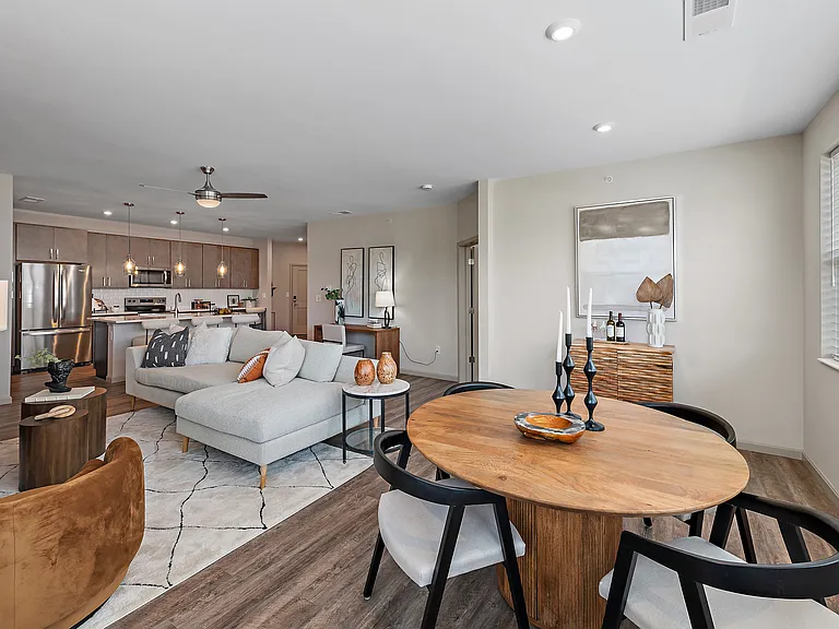 19Nineteen Promenade — Photo 189