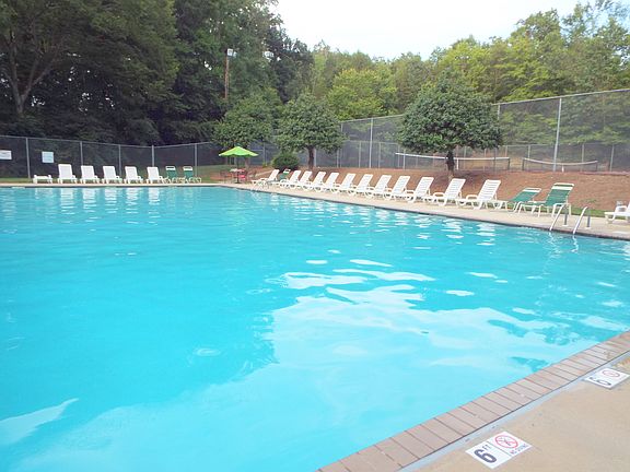 Neighborhood Pool & Tennis!
