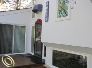 30685 N Greenbriar Rd, Franklin, MI 48025