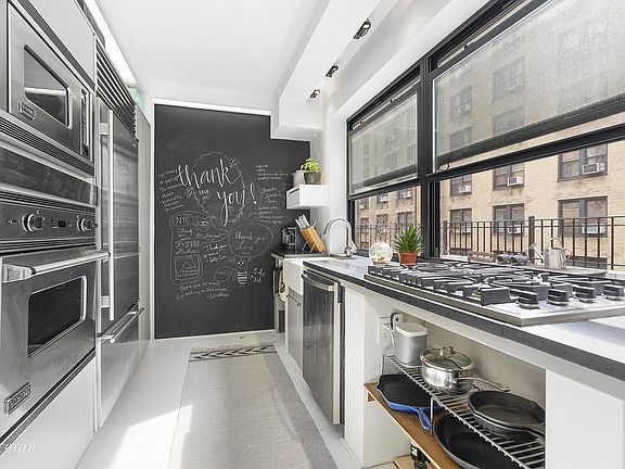 3rd image of 140 W 58th St #Phc