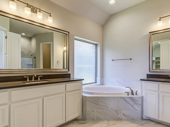 Luxurious owner's bath